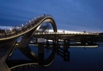 Van Rijsoort buigt de Melkwegbrug in Purmerend