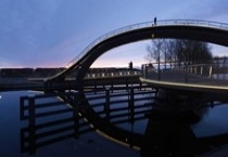 Van Rijsoort buigt de Melkwegbrug in Purmerend